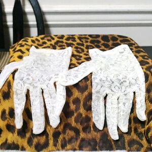 Elegant Lace Gloves in Cream